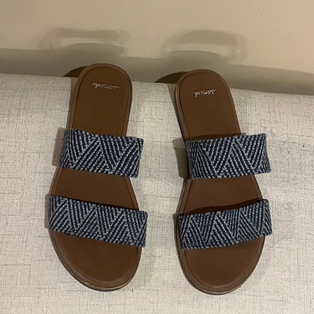 Sanuk Blue and White Patterned Sandals